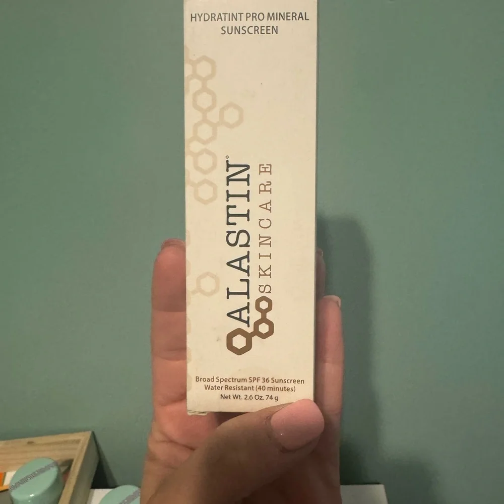 COPY - Alastin Skincare Hydratint Pro Mineral Sunscreen - Picture 1 of 2